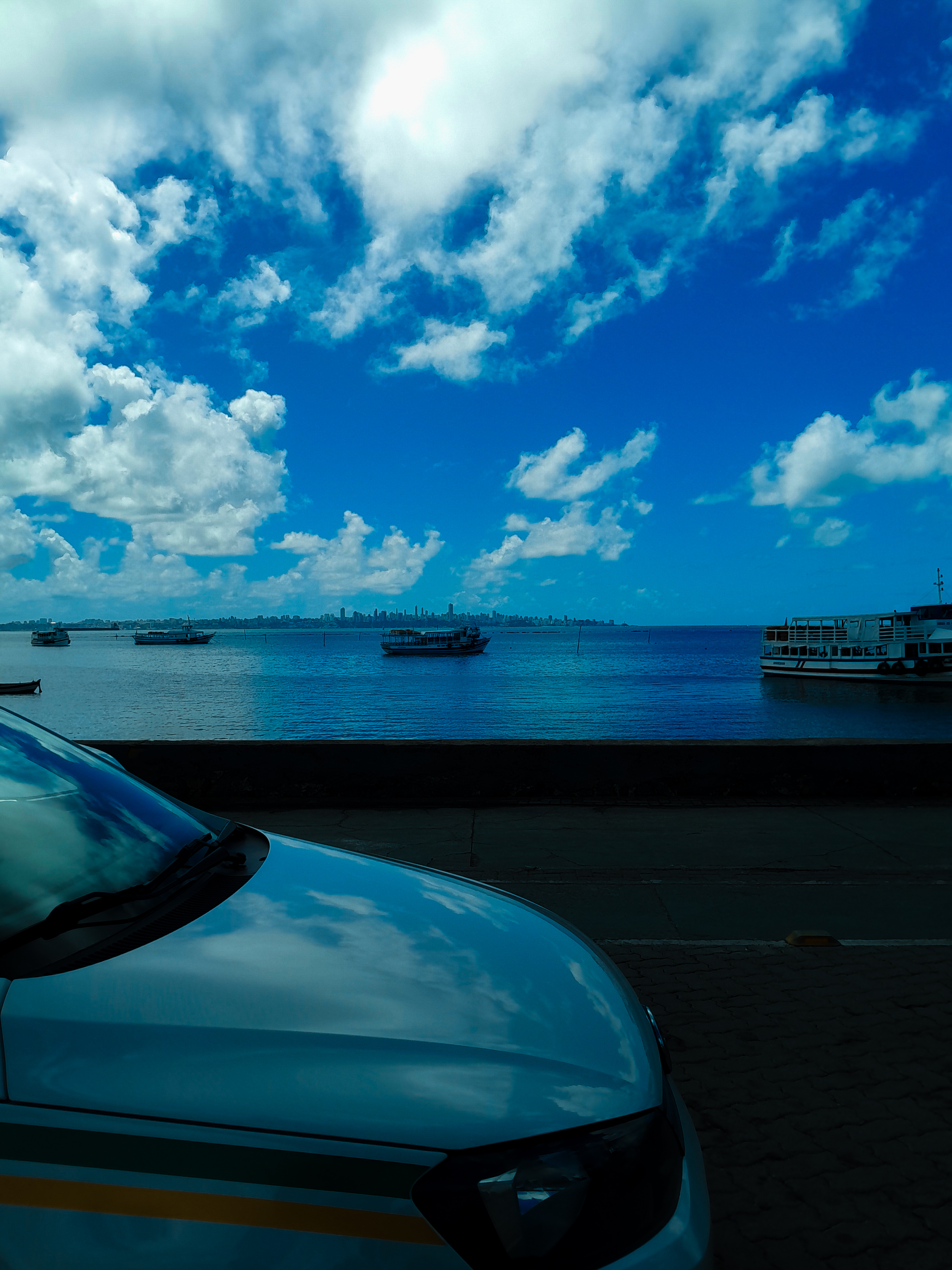 Baia Salvador com carro